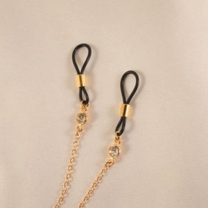 collar-cuero-cadenas-oro-pechos-pezon