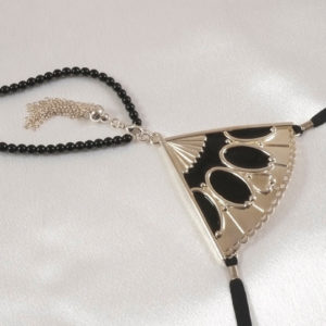 bijou-pubis-eventail-noir-pendentif-intime