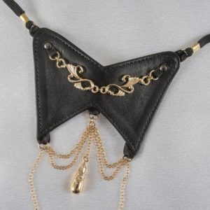 String-cuir-ouvert-pubis-chaine-or