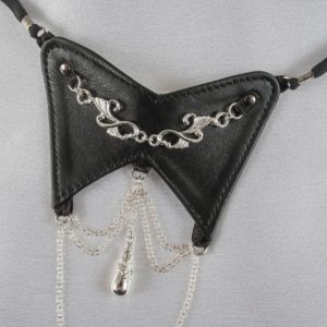 Bijou-pubis-string-cuir-chaines-argent