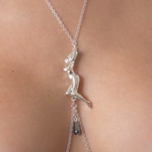 collar-senos-mujer-desnuda-colgante-plata