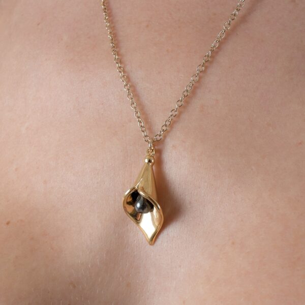 Chain-neck-pendant-arum-pistil-gold