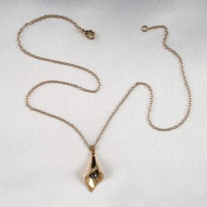 Chain-neck-pendant-arum-pistil-gold