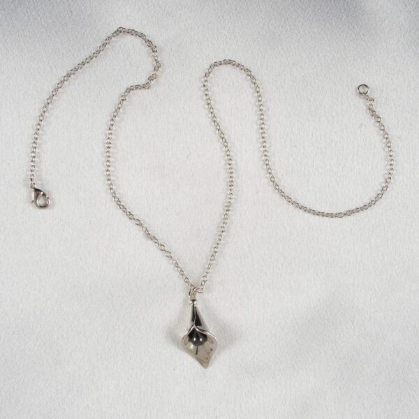 jewel-neck-pendant-arum-pistil-silver