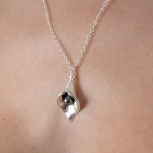 collier-fleur-arum-argent-pistil-hematite